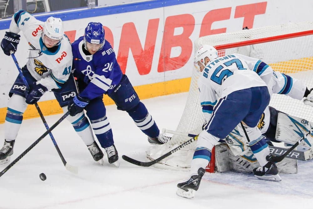 A picture of ice hockey players playing in match.
