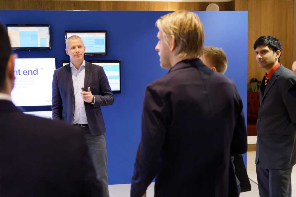 0Y1A0495_DxO Mattias Eriksson presenting to employees